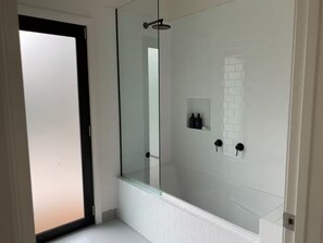 Séchoir à cheveux, serviettes fournies, savon, papier de toilette