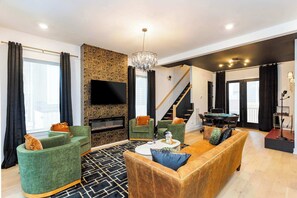 Fernseher, Kamin, Arbeitsbereiche