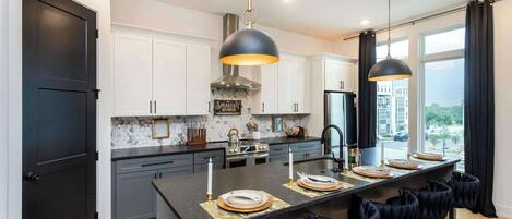 Refrigerador, microondas, horno y parrilla de estufa