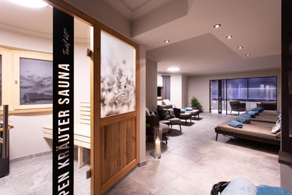 Sauna, steam room