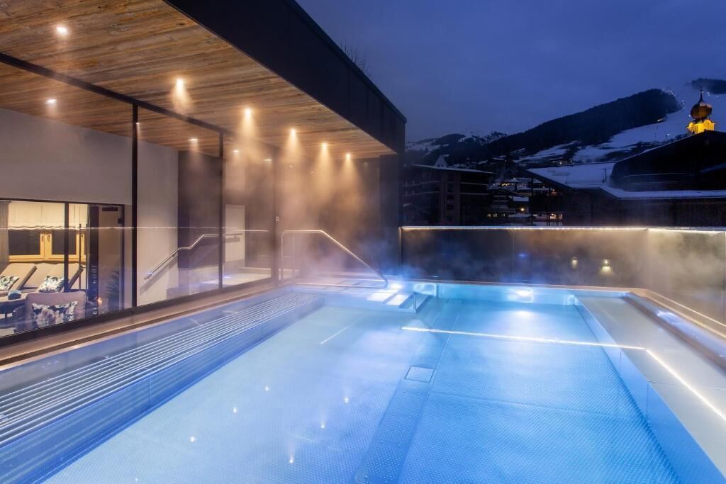 Una piscina al aire libre