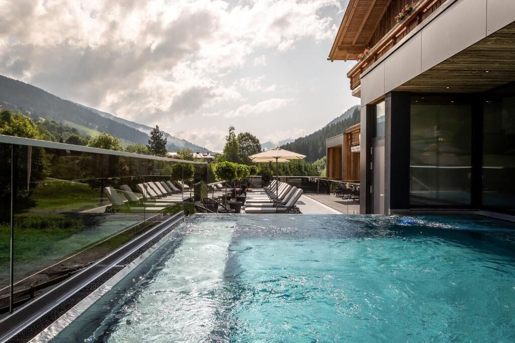 Una piscina al aire libre