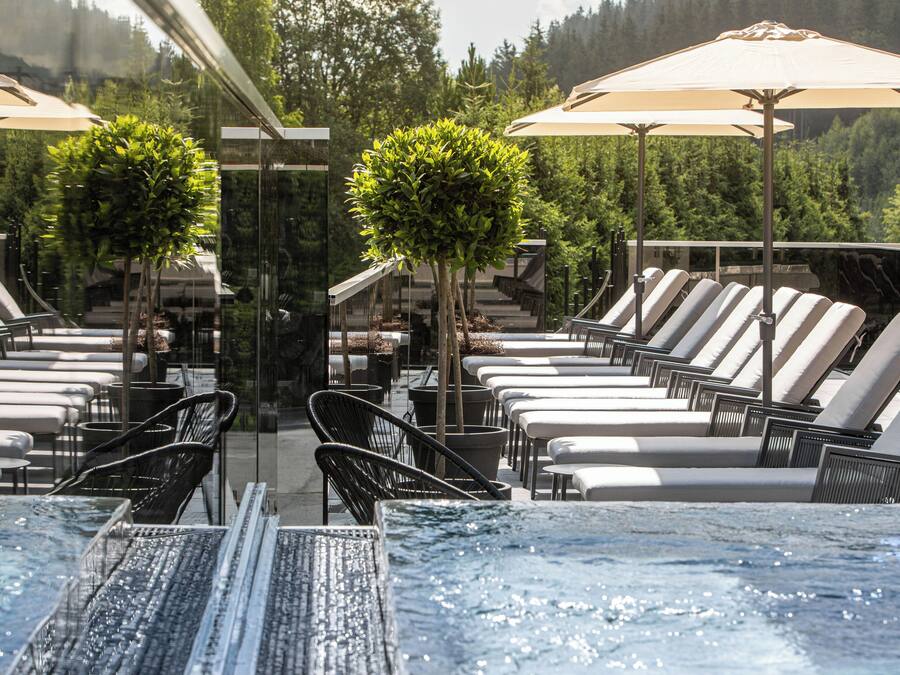 Una piscina al aire libre