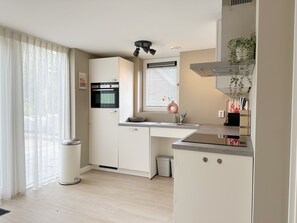 Geschirrspüler, Wasserkocher mit Kaffee-/Teezubehör, Toaster, Esstisch