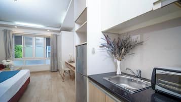 Refrigerador, microondas, placa de cocina, utensilios de cocina