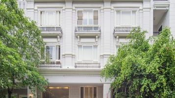 Vista frontal de la propiedad