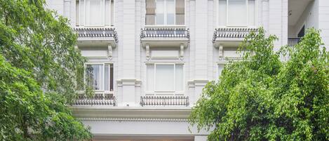 Vista frontal de la propiedad