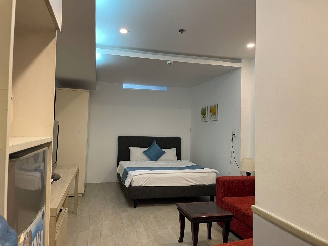 Escritorio y espacio para trabajar con laptop 