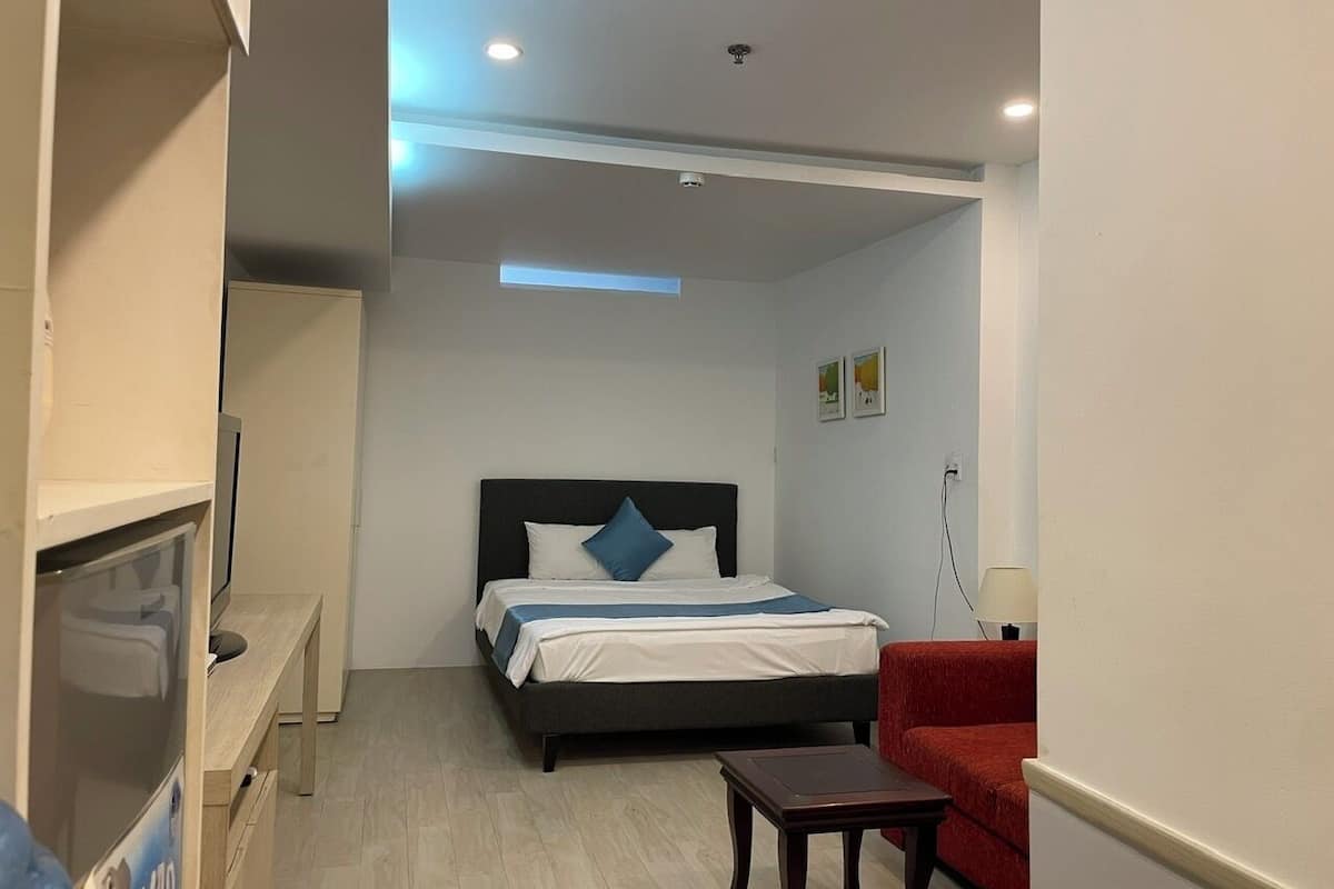 Basic Studio | Desk, laptop workspace, soundproofing, free WiFi