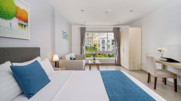 Escritorio, espacio para trabajar con laptop y insonorización