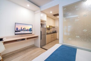 Estúdio superior, vista para a cidade | Cozinha privada | Geladeira, micro-ondas, cooktop, talheres/pratos/utensílios de cozinha