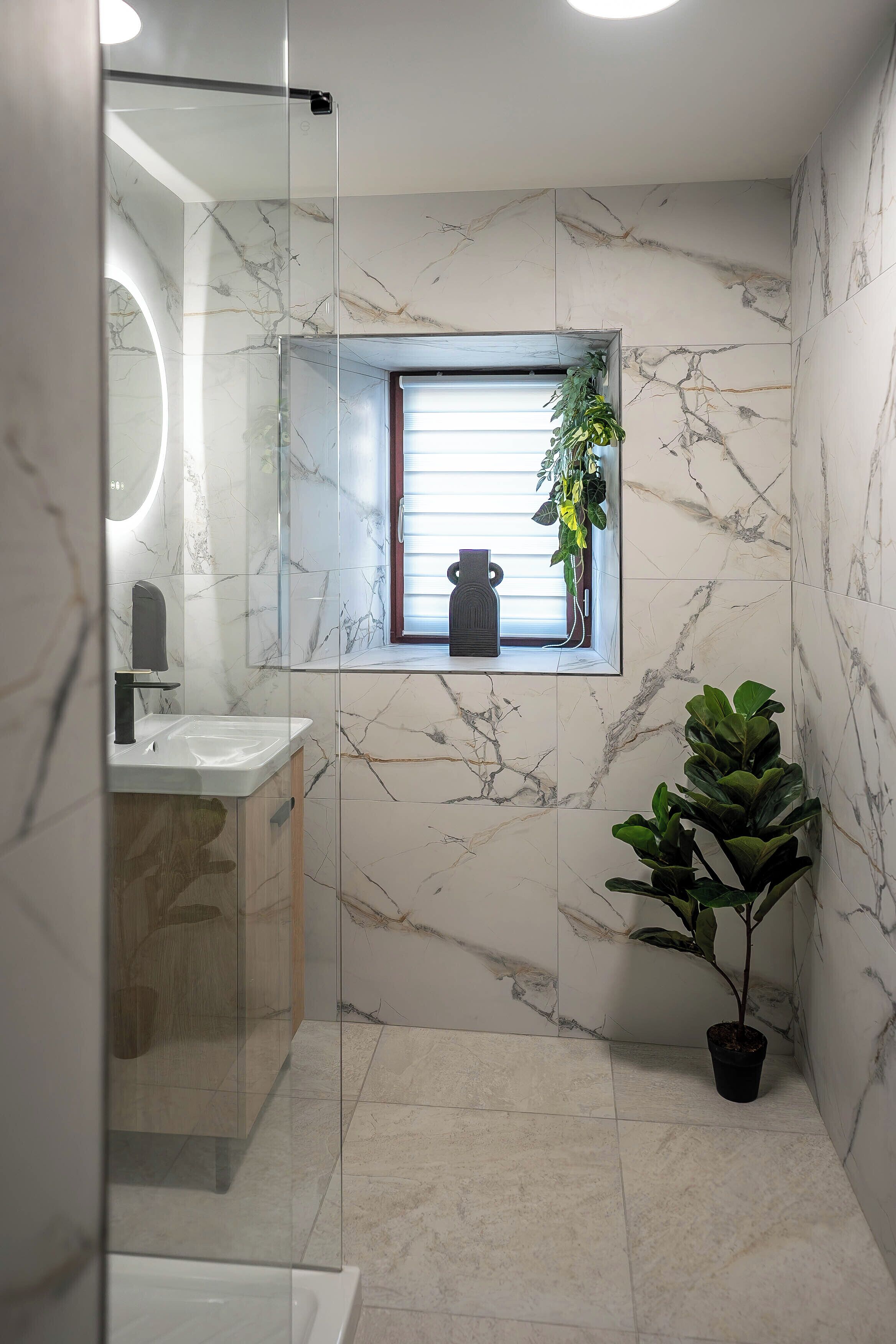 Hiustenkuivaaja, pyyhkeet, saippua, sampoo