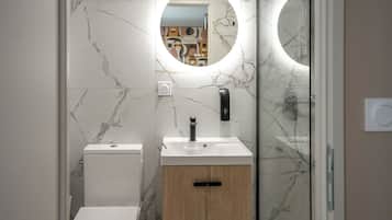 Een haardroger, handdoeken, zeep, shampoo