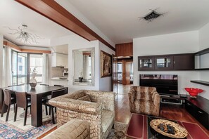 Deluxe-Apartment, Balkon | Wohnbereich