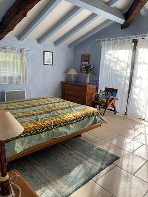 4 habitaciones, tabla de planchar con plancha, wifi y ropa de cama 