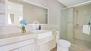 Apartment, 3 Bedrooms, City View | Bathroom | Shower, free toiletries, hair dryer, towels