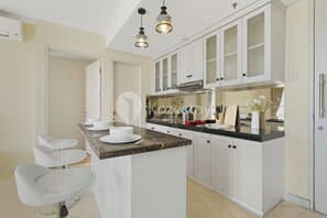 Apartment, 3 Bedrooms, City View | Ruang tamu | 43 inci sebuah televisyen pintar dengan kabel, Netflix