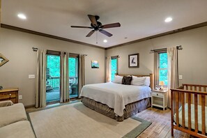 4 bedrooms, desk, iron/ironing board, free WiFi