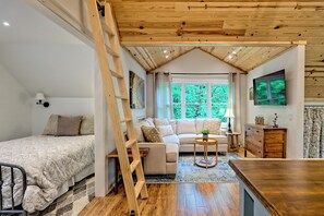 4 bedrooms, desk, iron/ironing board, free WiFi