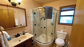 Signature House, 3 Bedrooms, Patio | Bathroom | Free toiletries, towels, soap, shampoo