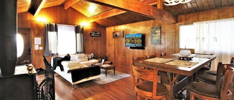 Signature House, 3 Bedrooms, Patio | In-room dining