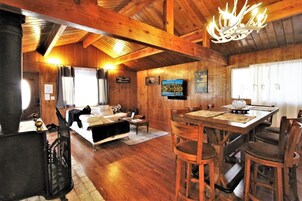 Signature House, 3 Bedrooms, Patio | In-room dining