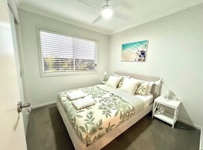 2 間睡房、房內夾萬、熨斗/熨衫板、可攜式嬰兒床