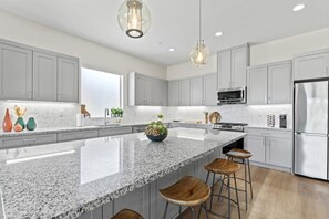 Fridge, microwave, oven, stovetop - Gallery at Indian Palms! Walk to the Festivals!  Pool, Hot Tub, Pickleball! (Indio)