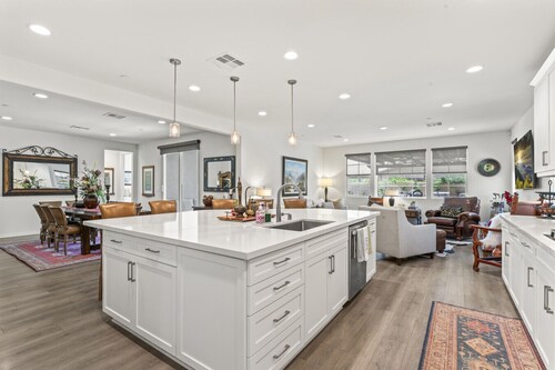 Private Pickleball Court/Misters/Hot Tub/Pool, Luxe La Quinta Home!