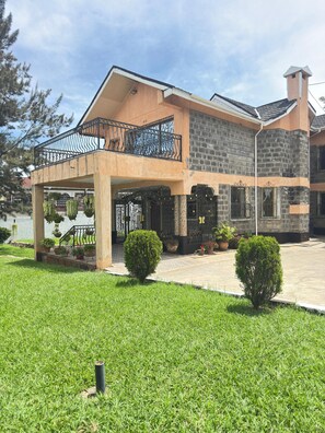Exterior - Lux Suites Lakeview Mansion Nakuru (Nakuru)
