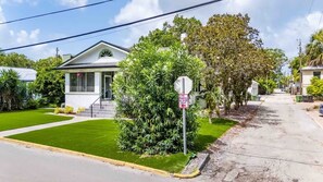 Exterior - Riberia Columbus Cottage | Team Joseph Ellen (Saint Augustine)