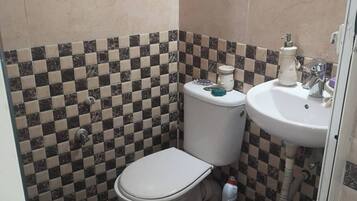 House, 1 Bedroom, Accessible, Smoking | Bathroom
