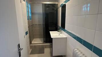 Douche, serviettes fournies, savon, papier toilette