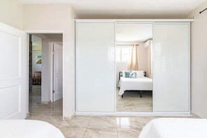 2 عدّة غرف نوم ومكواة/لوح كي وواي فاي مجانًا وملاءات أسرّة