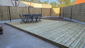 Outdoor dining - Le Clos de la Becque farm, pets welcome, horse boxes available (Muncq-Nieurlet)