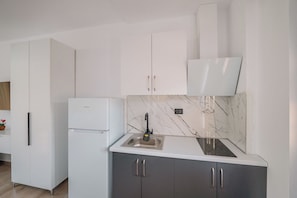 Deluxe Double Room 201, 202 | Eigene Küche | Kühlschrank, Ofen, Herdplatte, Esstisch