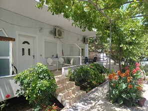 Front of property - Vila Donald (Borsh)