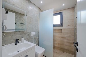 Two Bedroom with Balcony 103,203 | Bathroom | Separate bathtub and shower, hair dryer, towels, soap - Vila Donald (Borsh)