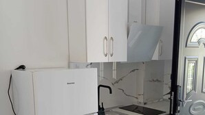Deluxe Double Room 201, 202 | Eget kjøkken | Kjøleskap, ovn, kokeplater og spisebord