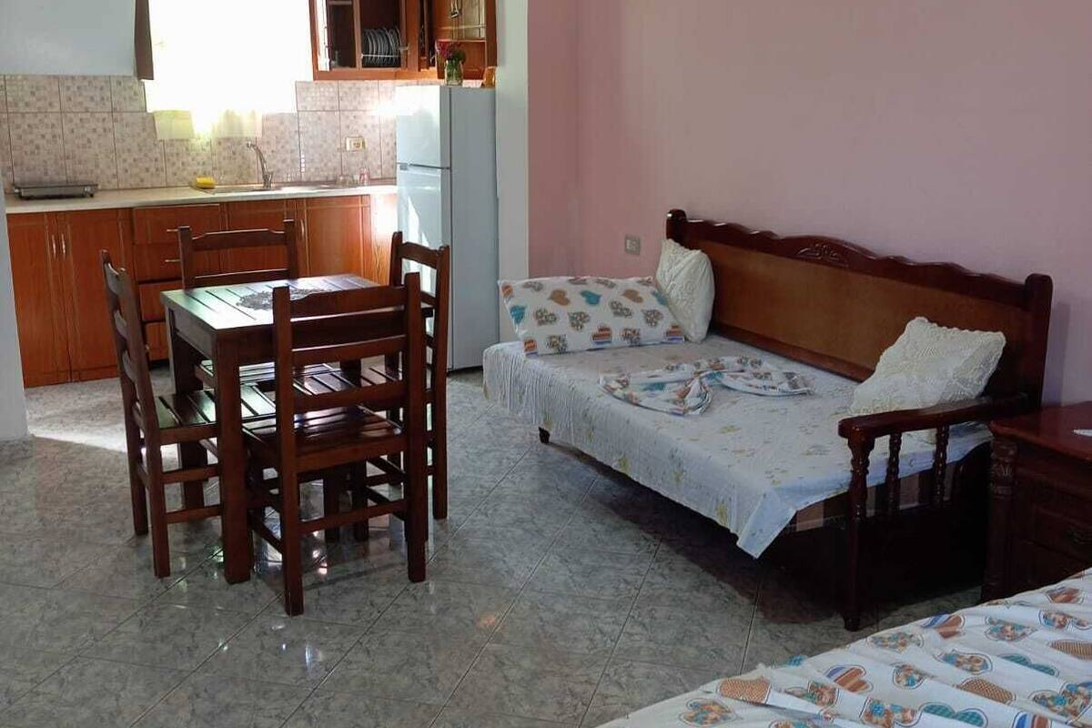 One Bedroom Apartments- 101,102, | Bureau, accès au Wi-Fi (inclus)