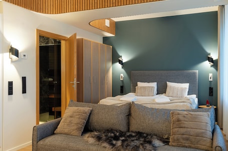 Quarto luxo, sauna seca | Cortinas blackout, quartos à prova de som, ferros/tábuas de passar roupa. Postmaster Hotel