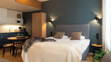Family Suite | Blackout drapes, soundproofing, iron/ironing board, cribs/infant beds