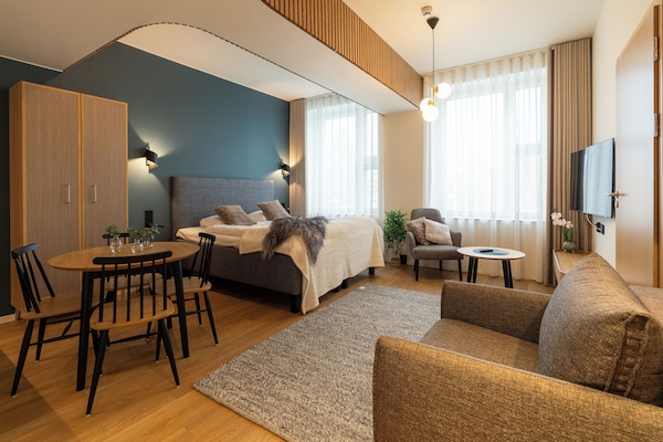 Suite familiar, vista a la ciudad | Cortinas blackout, insonorización y tabla de planchar con plancha