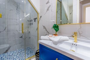 Douche, sèche-cheveux, serviettes fournies