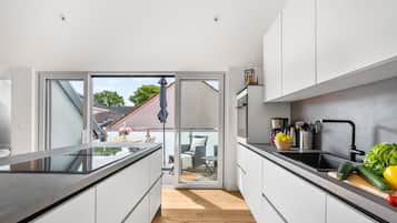 Frigorifero, forno, piano cottura, lavastoviglie