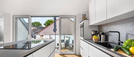 Fridge, oven, stovetop, dishwasher