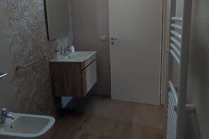 Een douche, een haardroger, een bidet, zeep
