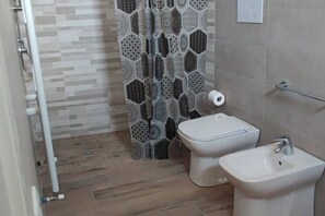 Een douche, een haardroger, een bidet, zeep