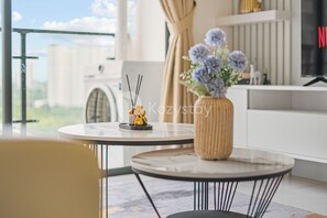 Căn hộ, 3 phòng ngủ, quang cảnh thành phố | Khu phòng khách | TV màn hình phẳng
