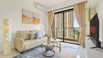 Leilighet, 3 soverom, byutsikt | Oppholdsområde | Flatskjerm-TV